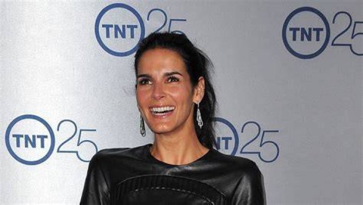 angie harmon net worth