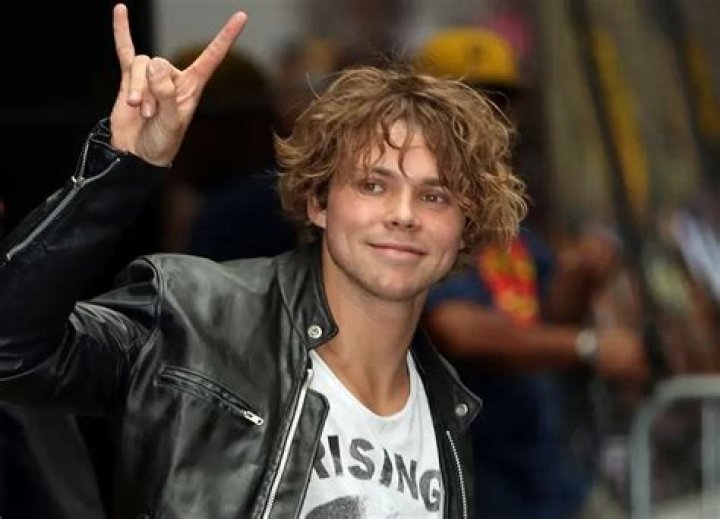 ashton irwin net worth comparison