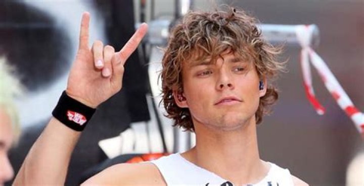 ashton irwin net worth