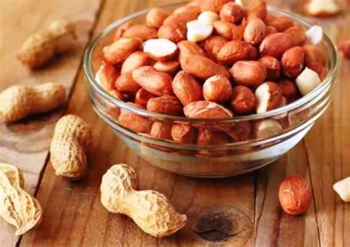 Can groundnuts or peanuts be used for eye health?