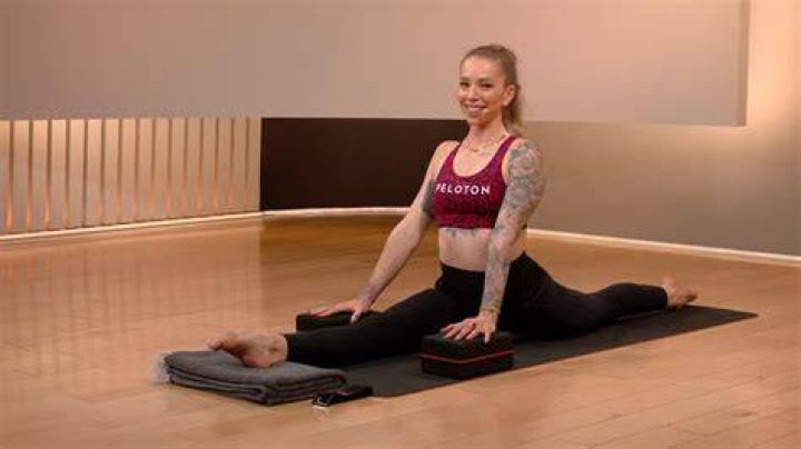 Cassandra Starr doing splits