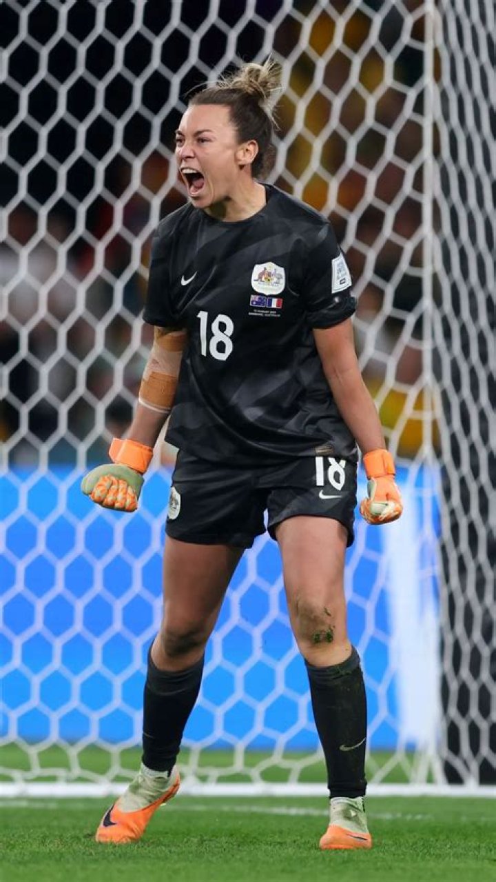 Is Mackenzie Arnold Related To Graham Arnold