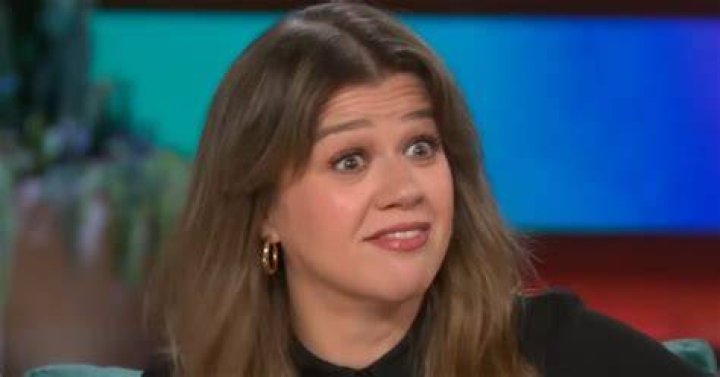 Kelly Clarkson gets surprised by her husband on stage while she performs "piece by piece". - the voice us piece by piece