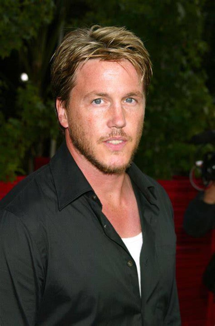 lochlyn munro eye color