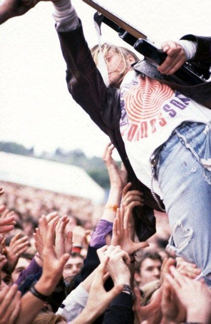 Nirvana-Kurt Cobain Stage Dive Fight (Love Buzz) - x factor guitar destroy francais