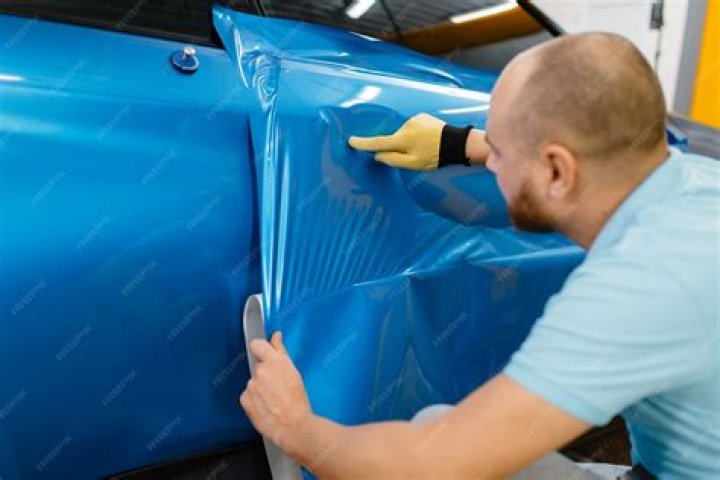 professional car wrapper