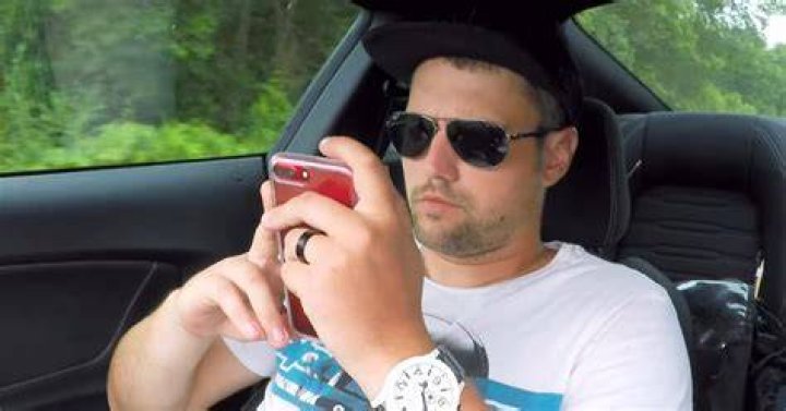 Ryan Edwards scrolling on his phone during a Season 7 episode of 'Teen Mom OG.'