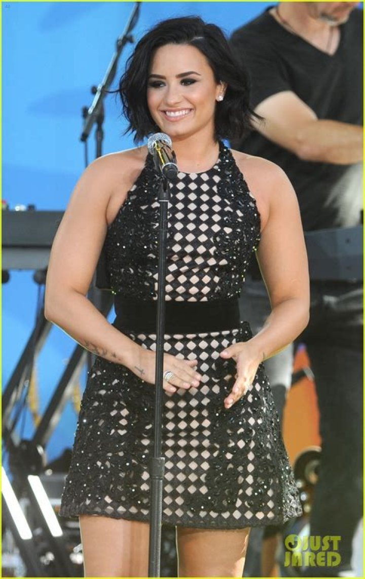 Without A Fight - Demi Lovato, Brad Paisley - instrumental 80s music disco without words